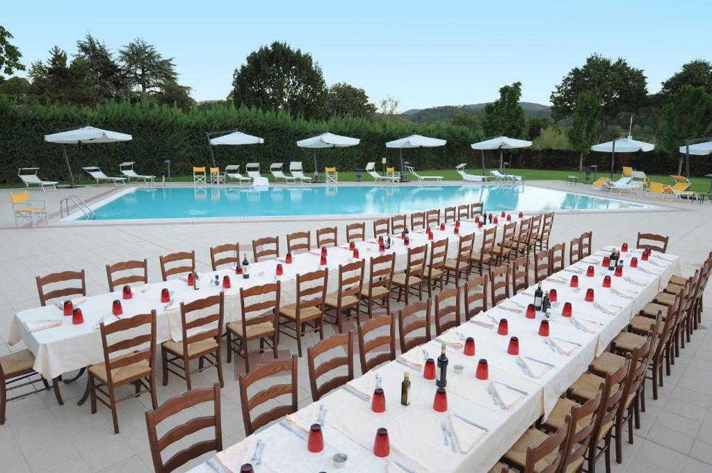 Bazén v ubytování Park Hotel Ripaverde nebo v jeho okolí