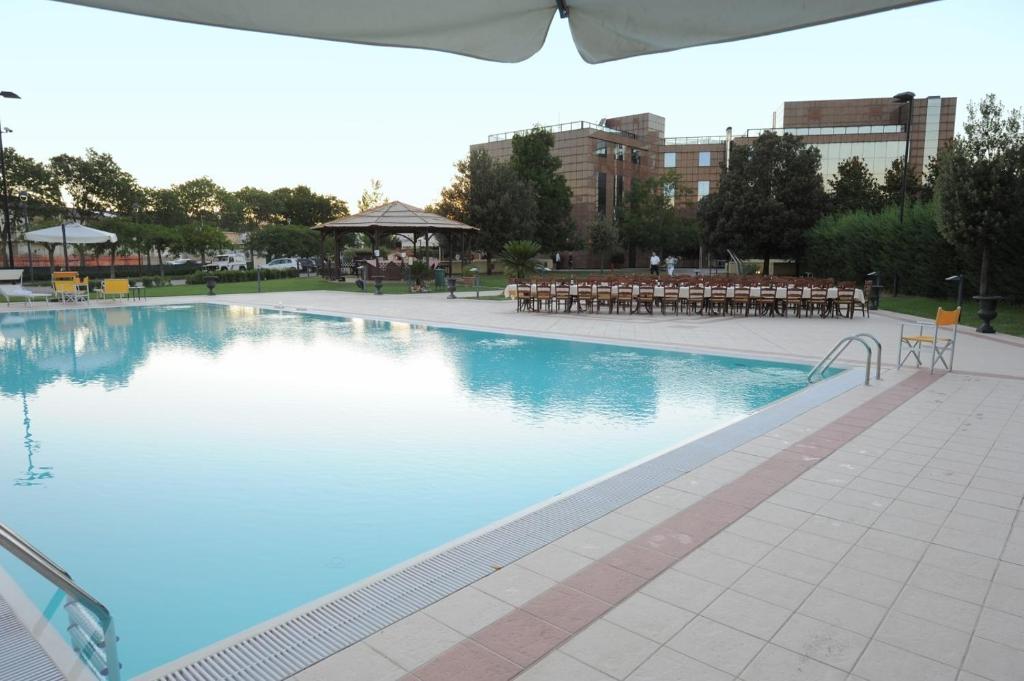 Bazén v ubytování Park Hotel Ripaverde nebo v jeho okolí
