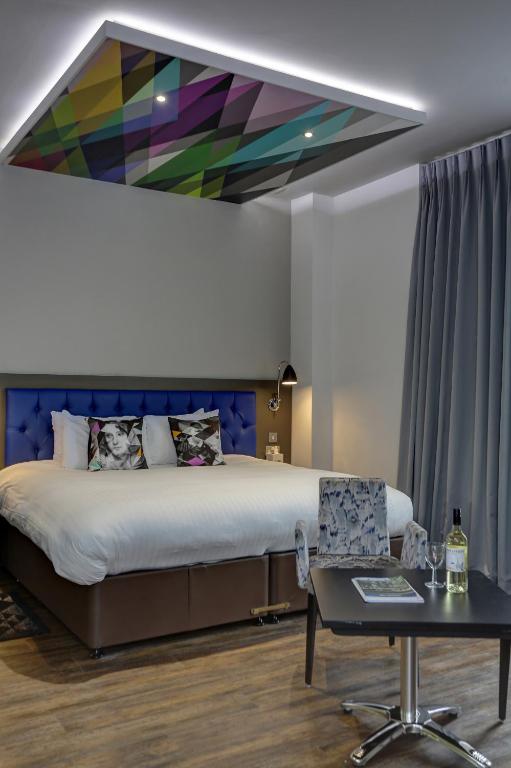 
Standard King Room - Converts into Two Single Beds/Non-Smoking
