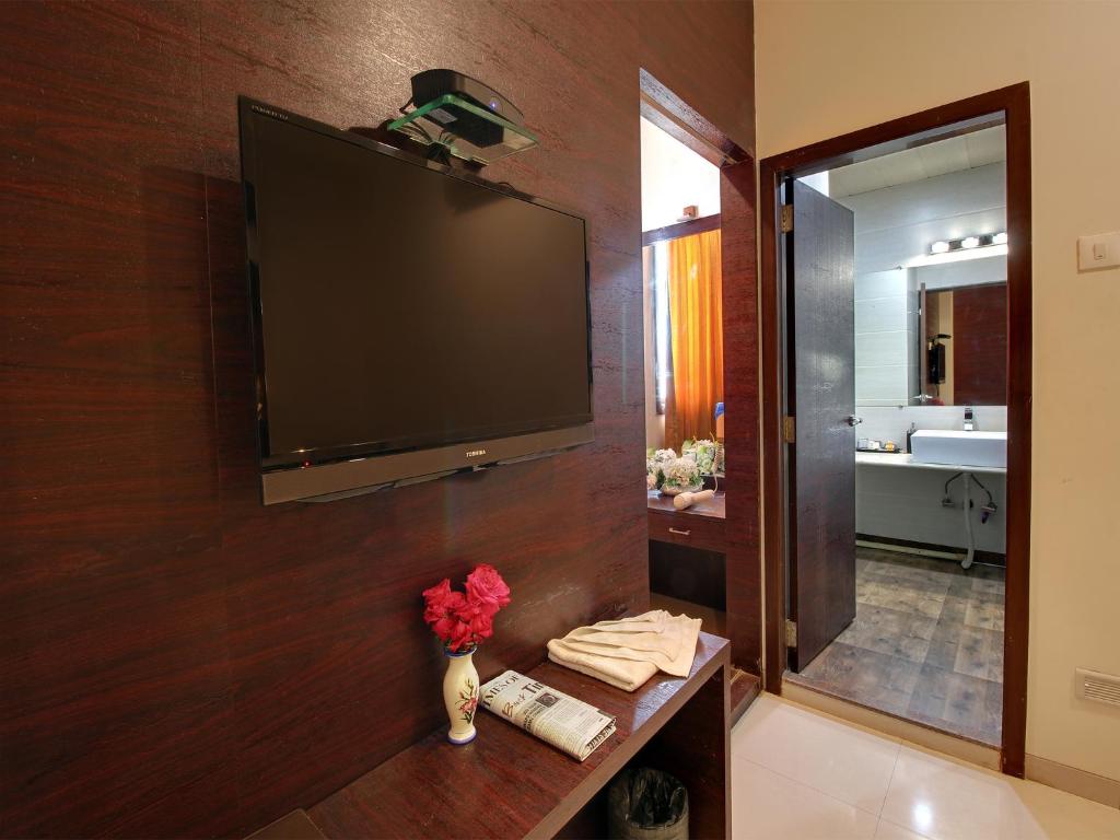 TV a/nebo společenská místnost v ubytování Hotel Sai Jashan Shirdi - Where blessings & comfort meet