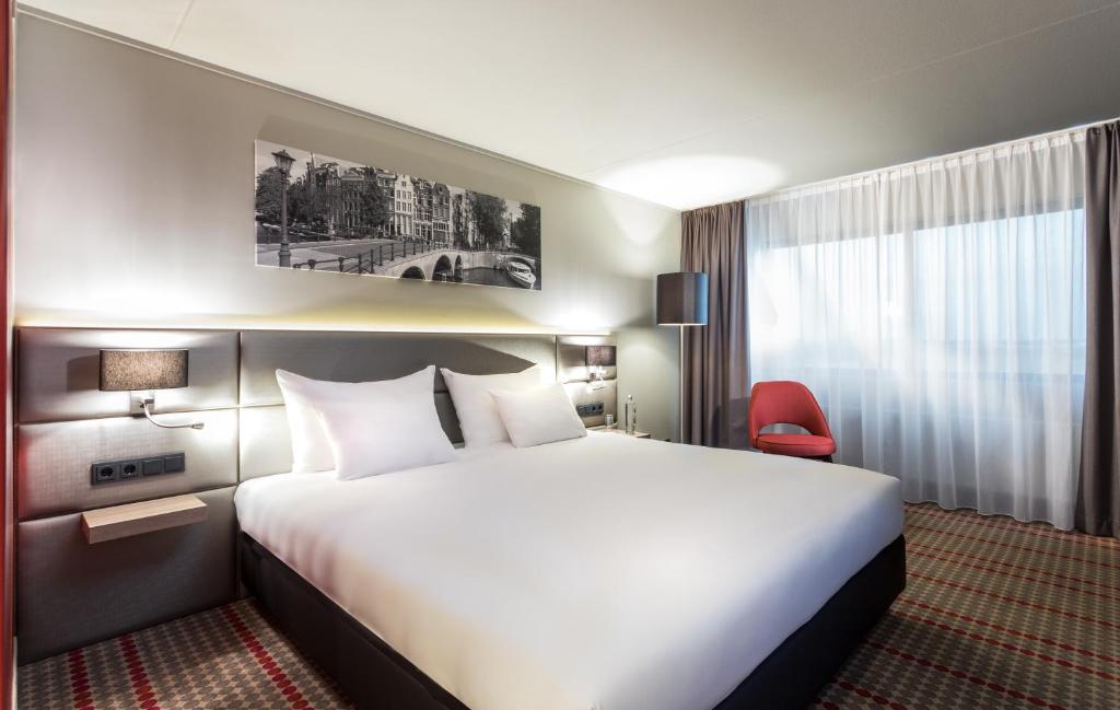 Postel nebo postele na pokoji v ubytování Ramada by Wyndham Amsterdam Airport Schiphol