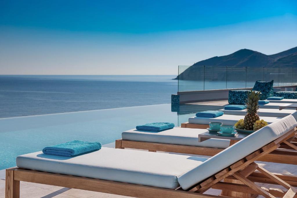 パノルモス・レティムノにあるThalassa Residence, a luxury coastal escape, By ThinkVillaのスイミングプールの長椅子