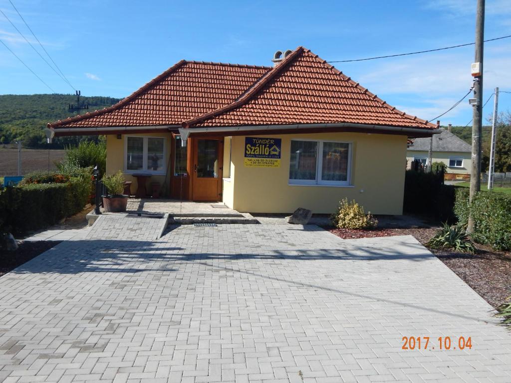 エプリーニにあるTündér Szállóの赤屋根の小黄色い家