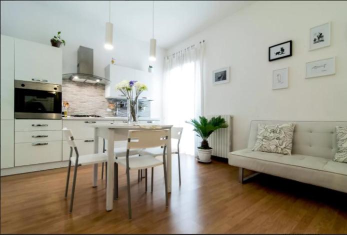 a kitchen and dining room with a table and a couch at Casa Vacanze Parco Archeologico in Siracusa