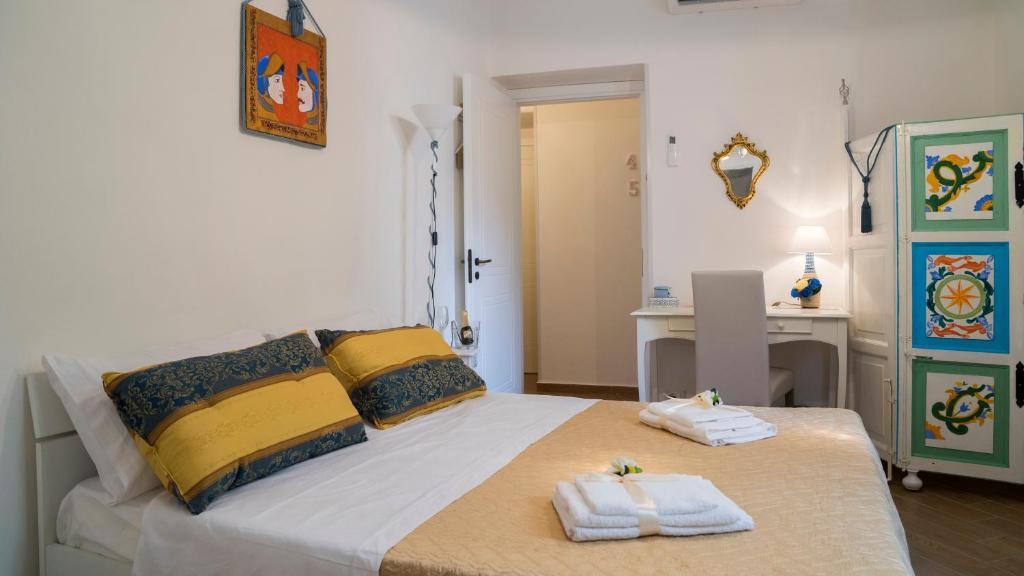 - une chambre avec un lit et des serviettes dans l'établissement B&B "AL BASTIONE NORMANNO, à Palerme