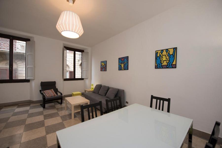 フィレンツェにあるGuelfa Apartmentのリビングルーム(ソファ、テーブル、椅子付)