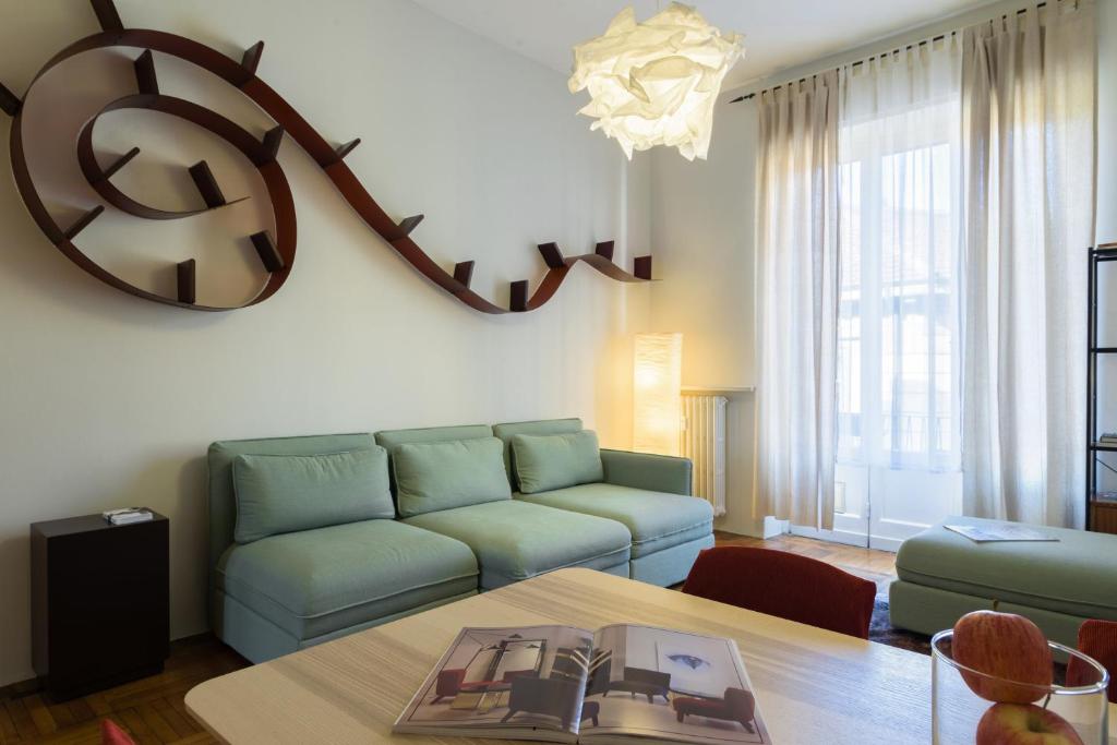 ein Wohnzimmer mit einem Sofa und einem Tisch in der Unterkunft Marsala Flexyrent apartment in Mailand