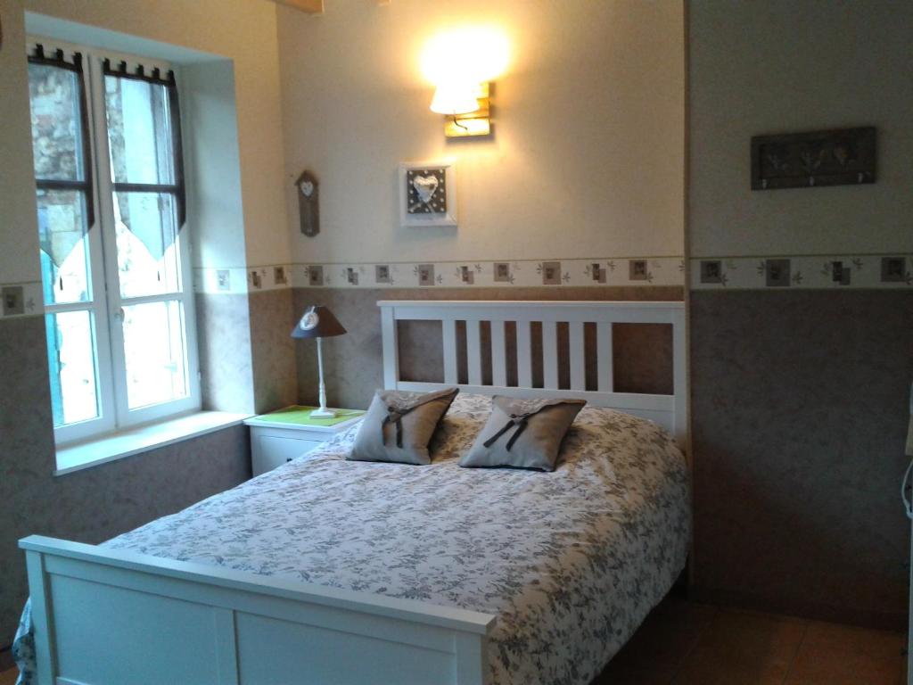 オンフルールにあるA la Terrasse coeur Honfleurのベッドルーム1室(枕2つ付)