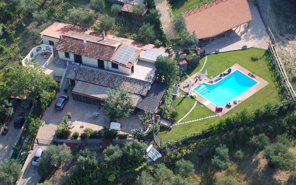 uma vista aérea de uma casa com piscina em Villa Alce em Fontanarosa