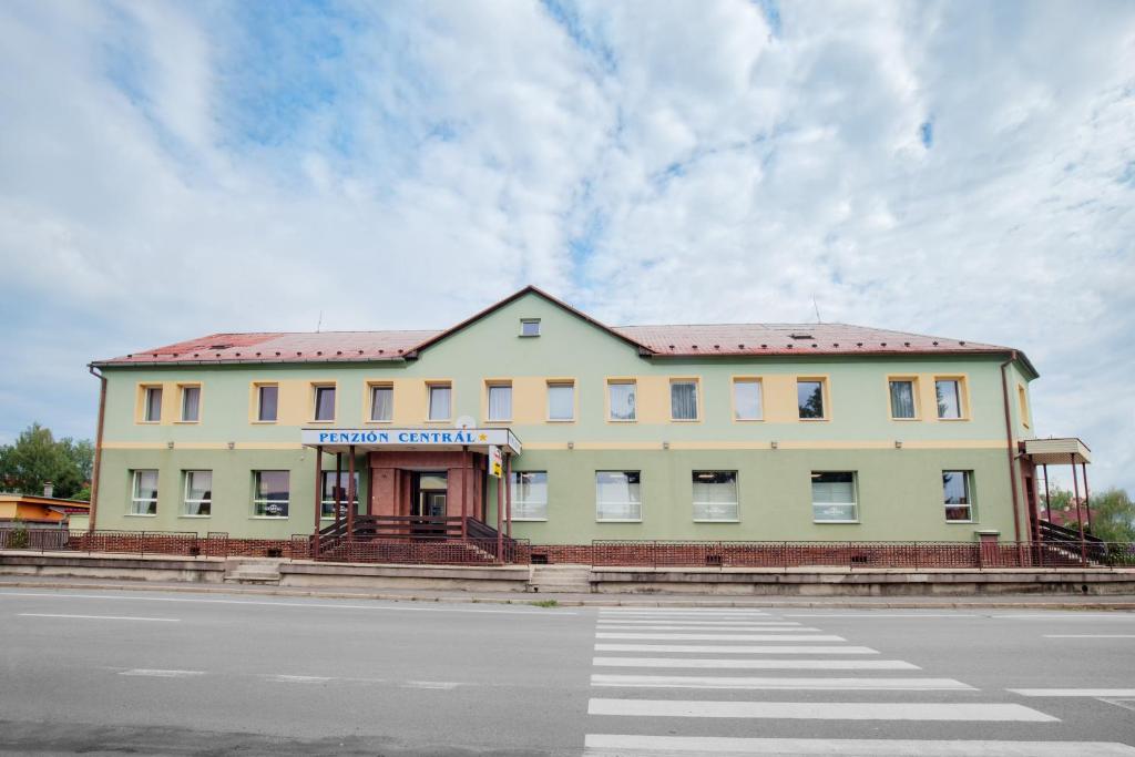 um edifício ao lado de uma estrada com uma rua em Penzión Centrál em Zvolen