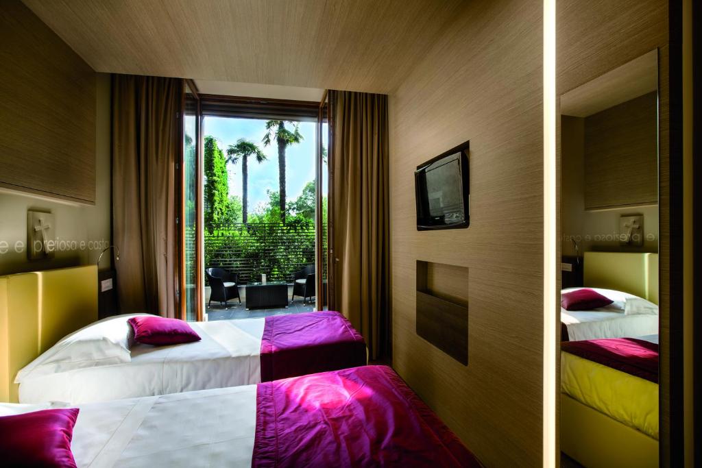 um quarto de hotel com duas camas e uma janela em Hotel Il Cantico St. Peter em Roma