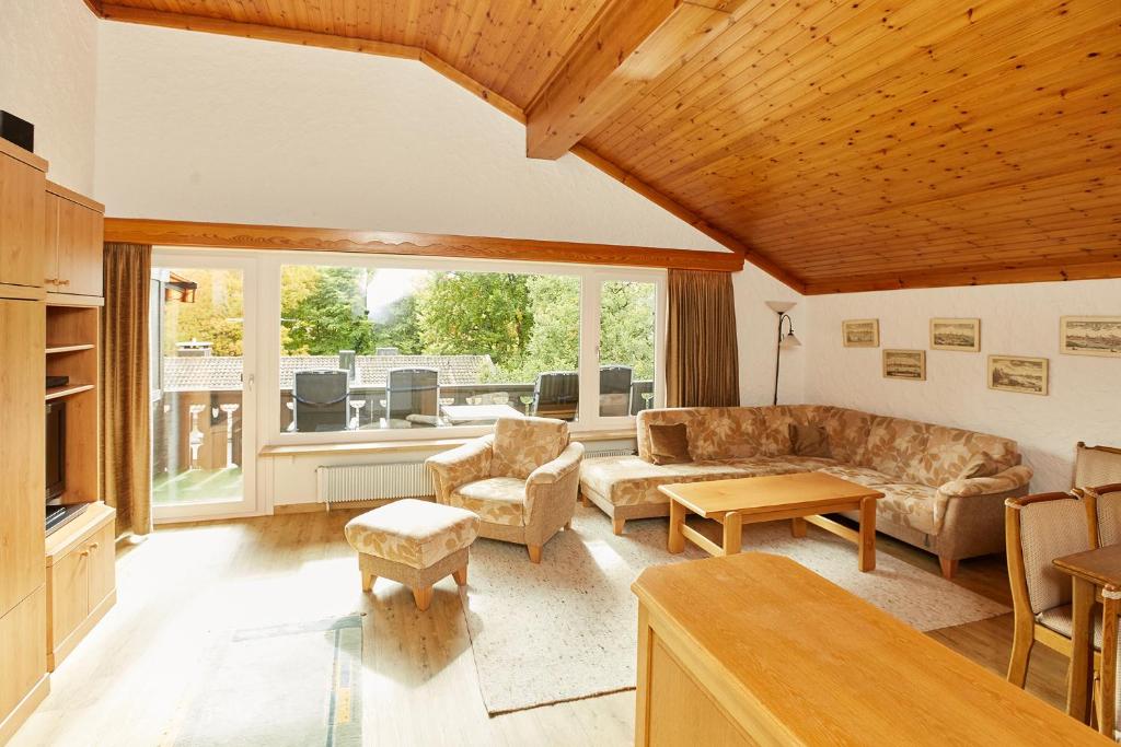 sala de estar con sofá y mesa en Ferienwohnung Wiedemann en Oberstdorf