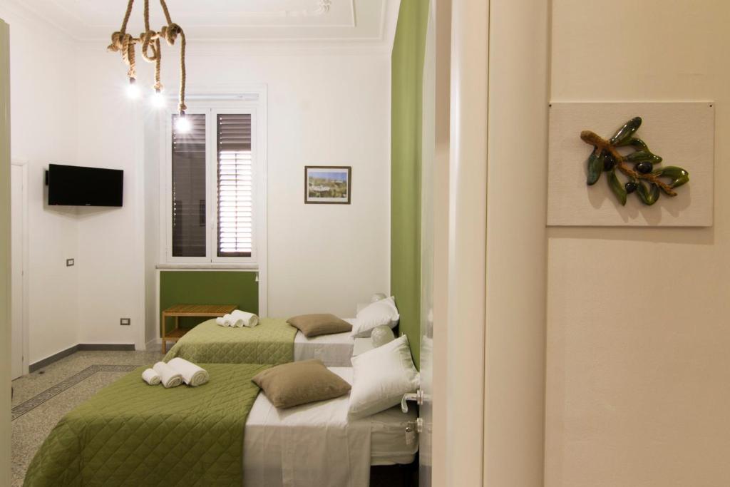 巴勒摩的住宿－La Bella Balla-rò，绿白色客房内的两张床