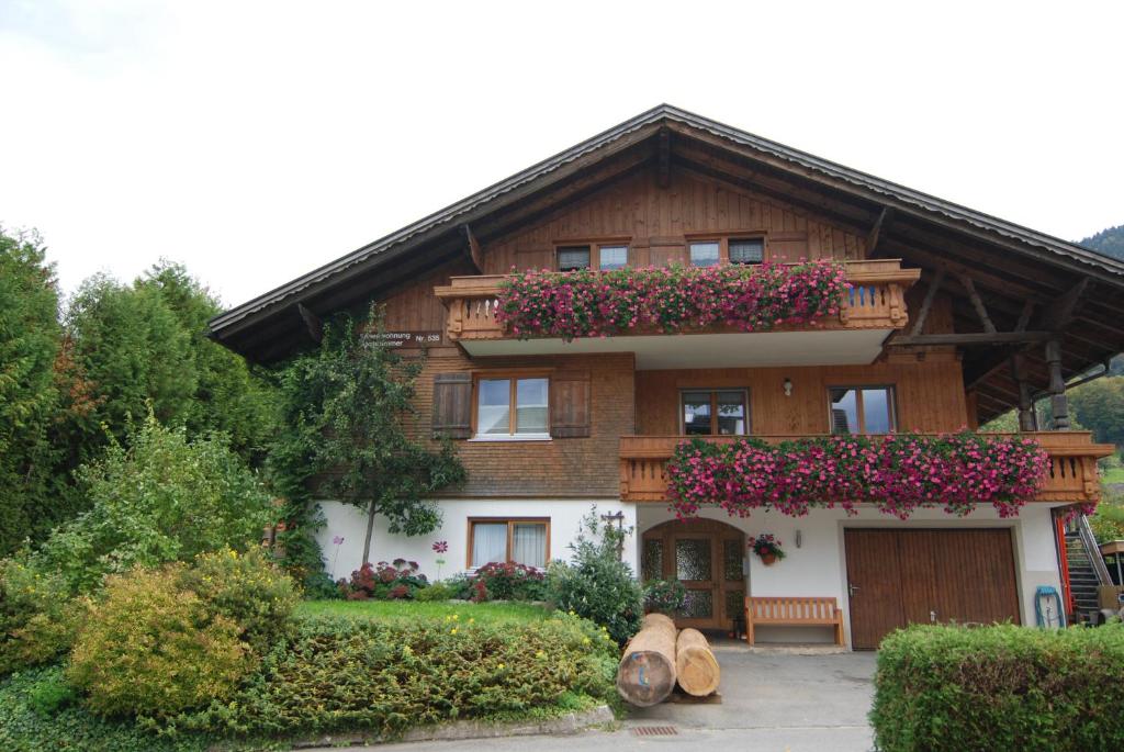 een huis met bloembakken aan de voorkant bij Haus Schneider in Andelsbuch