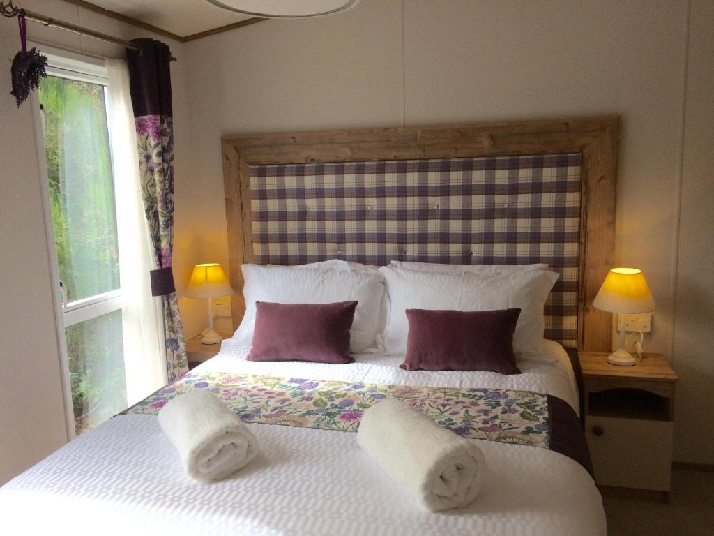 Tempat tidur dalam kamar di Cragganmore Lodge
