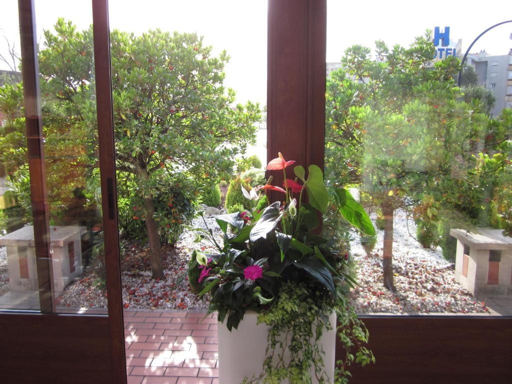 A garden outside Hotel Castillo de Gauzón