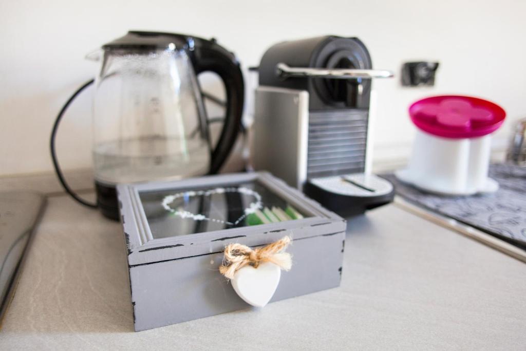 Coffee and tea making facilities at Affittacamere San Jacopino