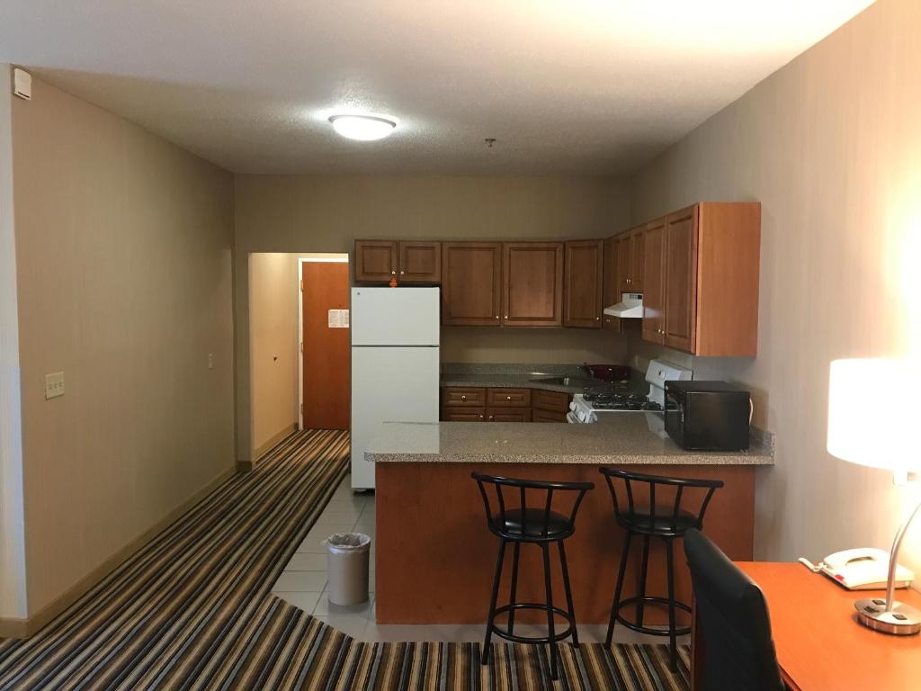 Best Western Plus New England Inn & Suites photo