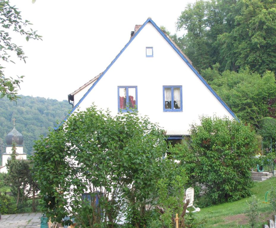 トロイヒトリンゲンにあるFerienwohnung Familie Dorisの丘の上に窓が2つある白い家