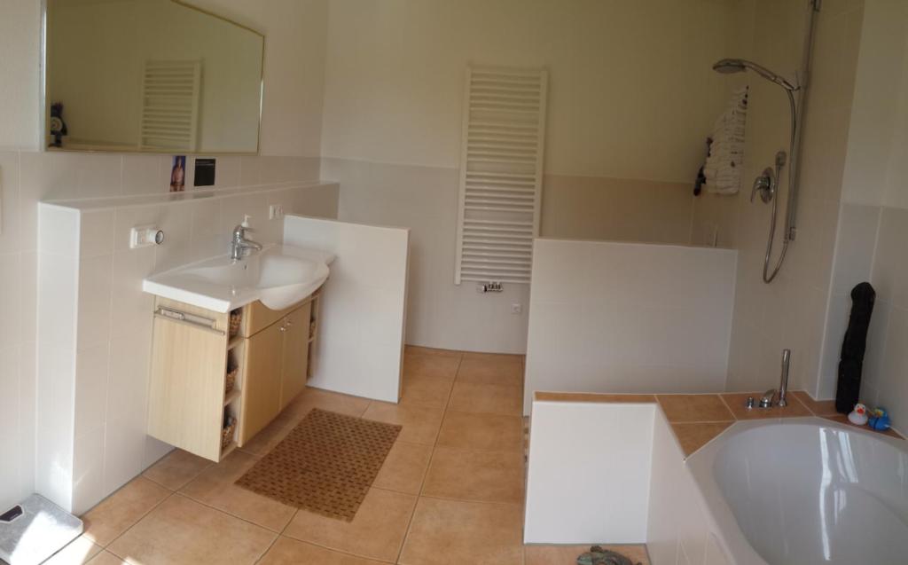 Koupelna v ubytování Gastezimmer Nahe Wesslinger See