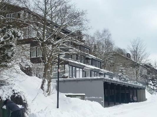 ヴィンターベルクにあるAppartement Vallei-zicht Studio appartement geschikt voor voor 2 tot 3 volwassenen of 2 volw plus 2 kinderenの雪に覆われた家