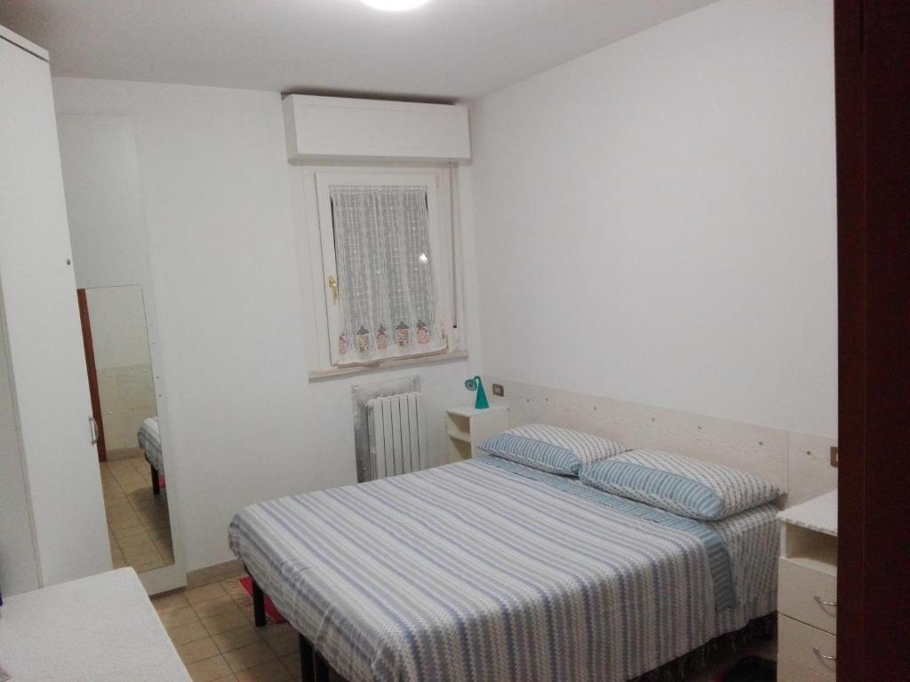 Un dormitorio pequeño con una cama y una ventana. en B&B D'Ambrosio, en Milán
