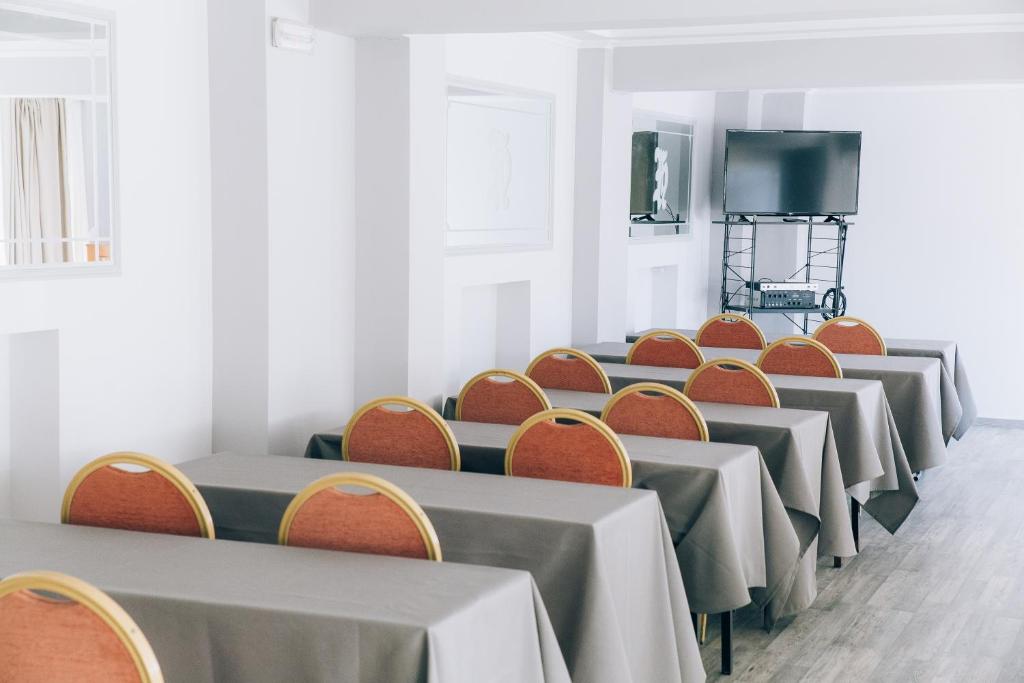 TV a/nebo společenská místnost v ubytování Tzaki hotel & restaurant Patras