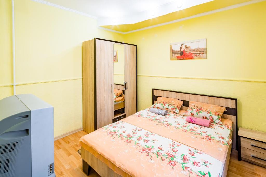 リヴィウにある1 bedroom apartment on Horodetskaya119の小さなベッドルーム(ベッド1台、テレビ付)
