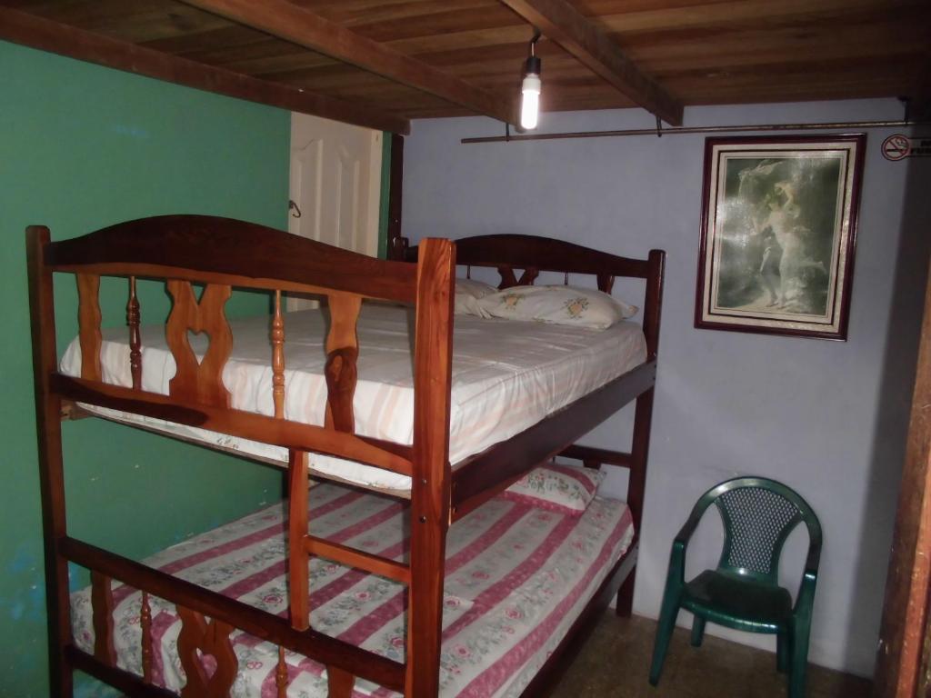 een stapelbed in een kamer met een stoel bij Hostal Camping Beach in Salinas