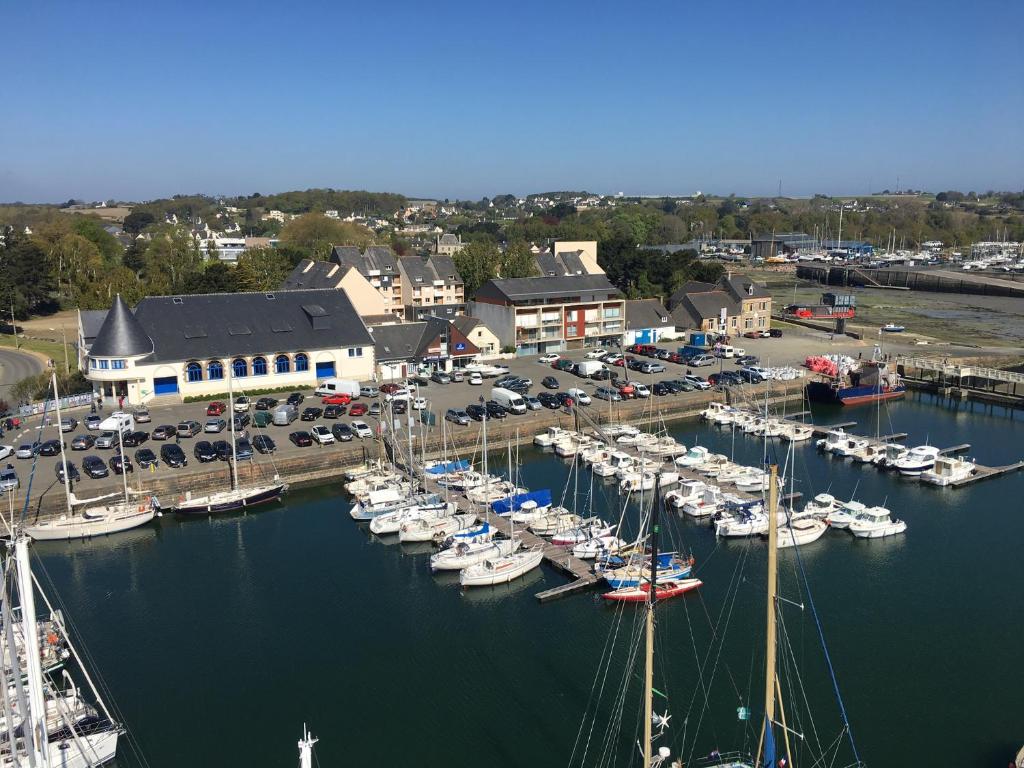 une vue aérienne sur un port de plaisance avec des bateaux dans l'eau dans l'établissement Studio Quai Loti, à Paimpol