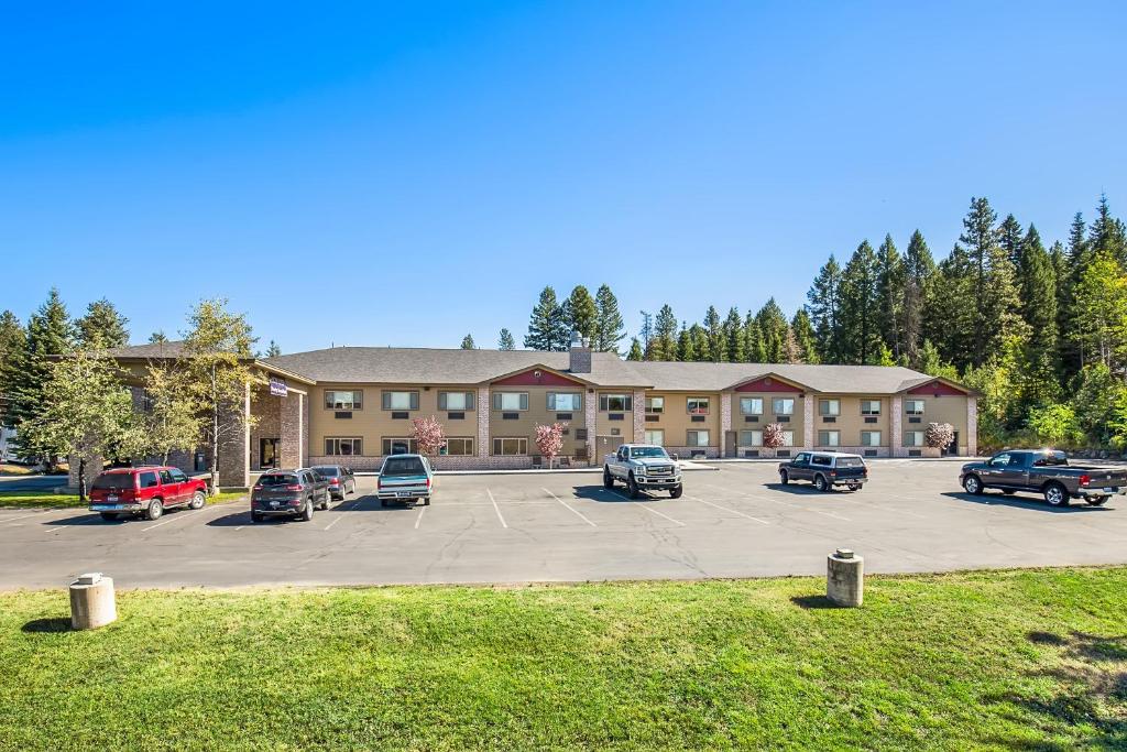 un gran edificio con coches estacionados en un estacionamiento en Third Street Inn, en McCall