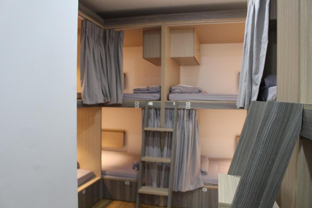 Palanda nebo palandy na pokoji v ubytování Usagiyah Hotel & Guest House
