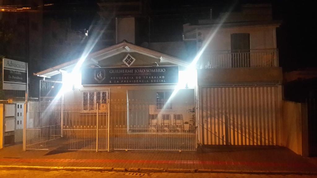 un edificio con luces por la noche en Quitinete Balneário, en Balneário Camboriú