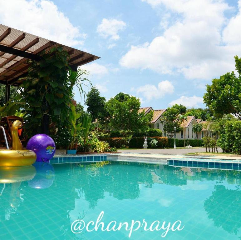 una piscina in un resort con giocattolo da piscina di Chanpraya Resort a Chanthaburi