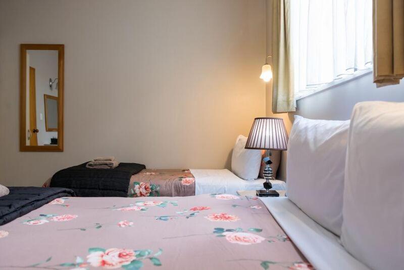 Postel nebo postele na pokoji v ubytování Strathern Motor Lodge