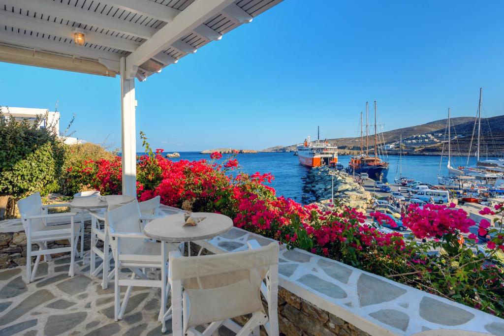 eine Terrasse mit Blumen und Blick auf das Wasser in der Unterkunft Vardia Bay Studios in Karavostasi