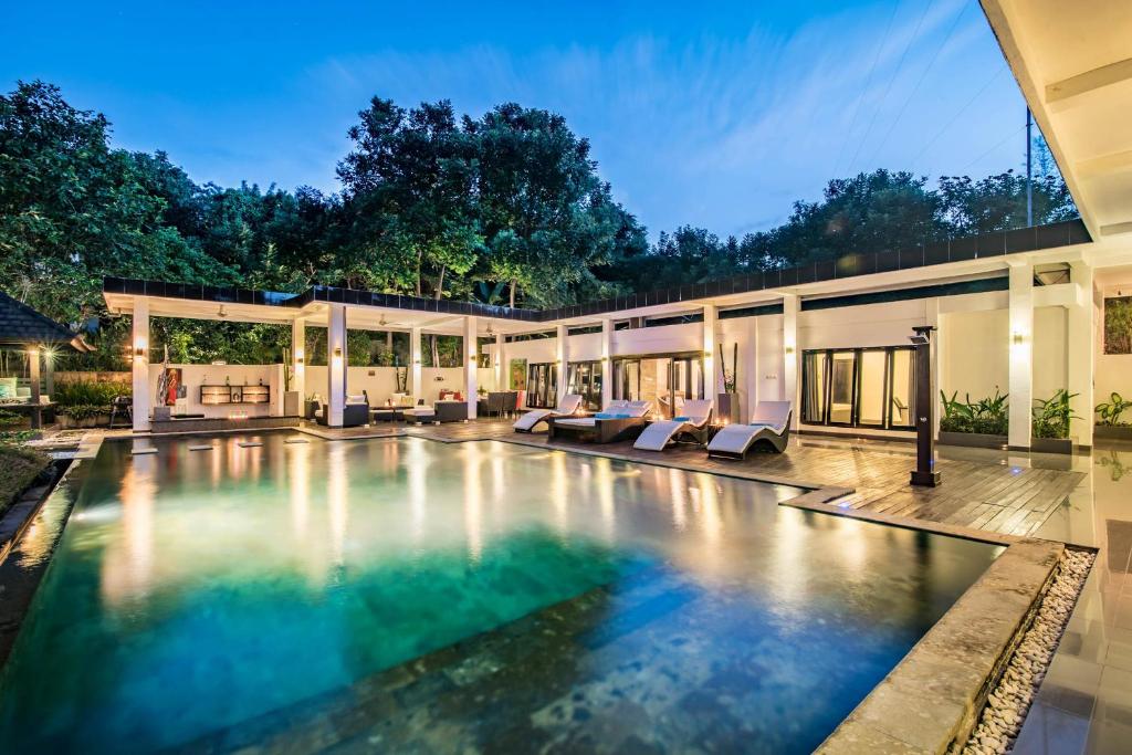 een afbeelding van een zwembad in een huis bij Stunning Villa Lily in Lovina
