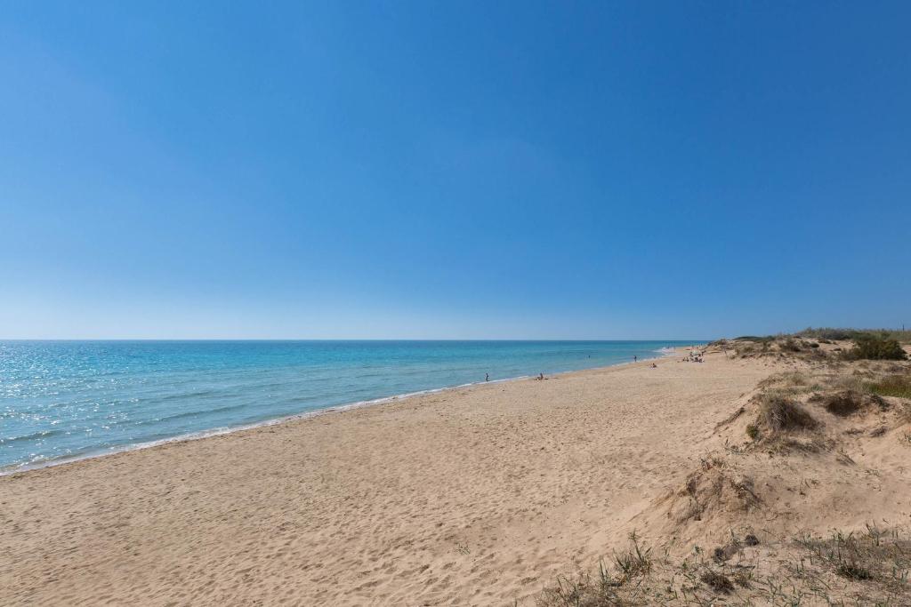 マリーナ・ディ・ペスコルーゼにあるLe Dimore Turchesi by BarbarHouseの海を背景に広がる砂浜