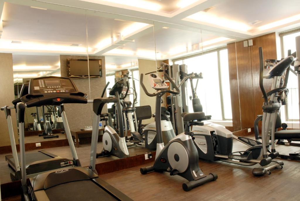 Fitness centrum a/nebo fitness zařízení v ubytování The Fern Residency, Subhash Bridge, Ahmedabad