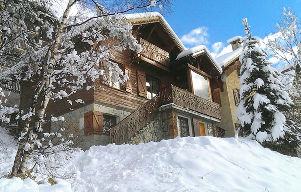 LʼHuezにあるOdalys Chalet Alpenvueの雪の家