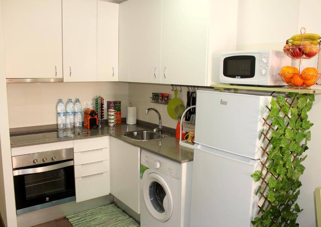 Kuchyňa alebo kuchynka v ubytovaní Natura Fira Barcelona
