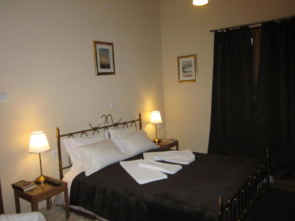 - une chambre avec un lit et des serviettes dans l'établissement Maison Christiana's, à Kalavrita