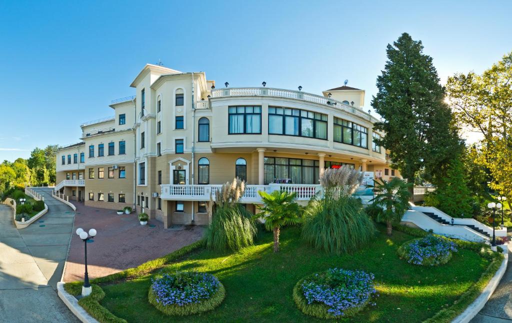 a large house with a garden in front of it at Zeleny Guy Health Resort in Tuapse