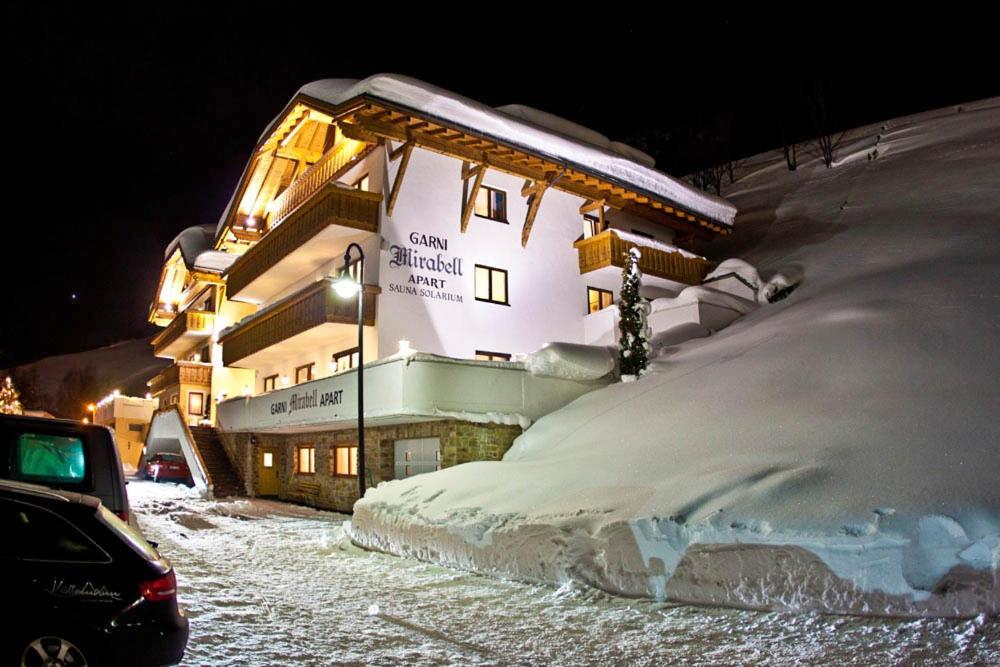 un edificio con mucha nieve delante en Hotel Garni Mirabell, en Ischgl