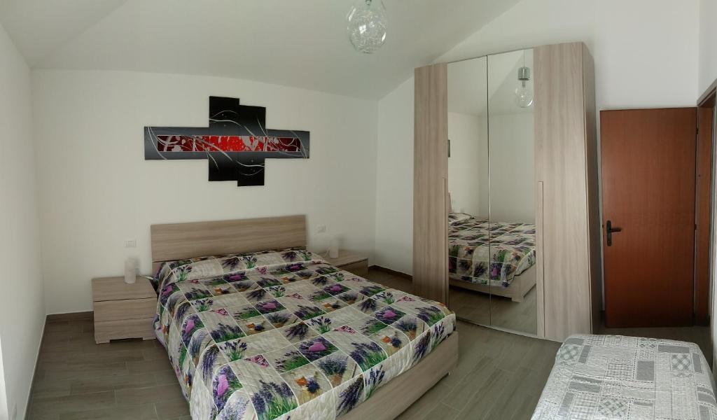 een slaapkamer met een bed en een bord aan de muur bij Coccinella in Mozzo