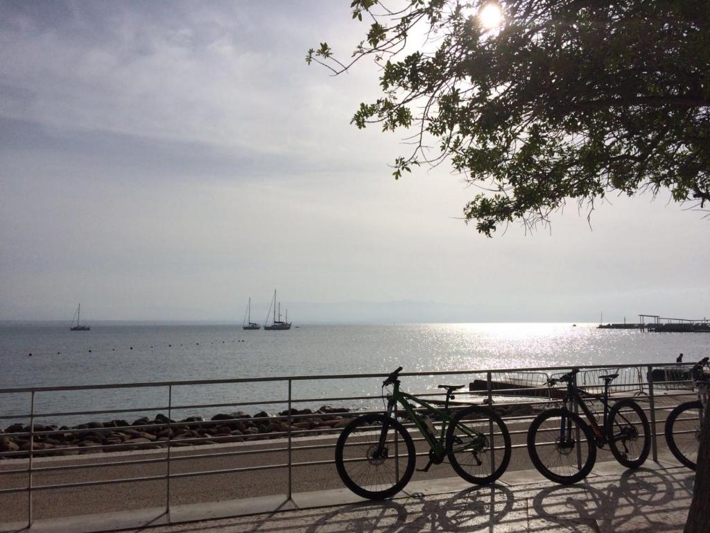 カリアリにあるAppartamento con vista sul golfo di Cagliariの水辺に停められた自転車