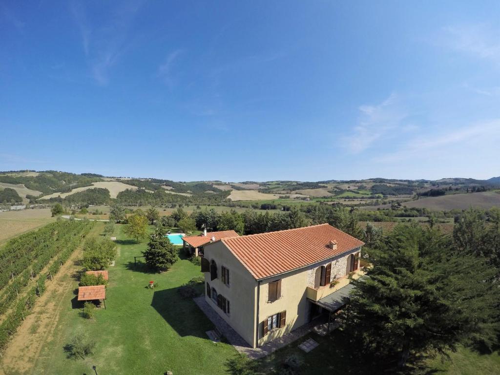 una vista aérea de una casa en un campo en Appartamento Girasole - Agriturismo le Selvole, en Pomarance