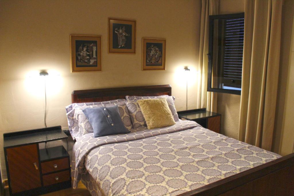 1 dormitorio con 1 cama, 2 lámparas y ventana en Dream Marina, en Santa Cruz de Tenerife