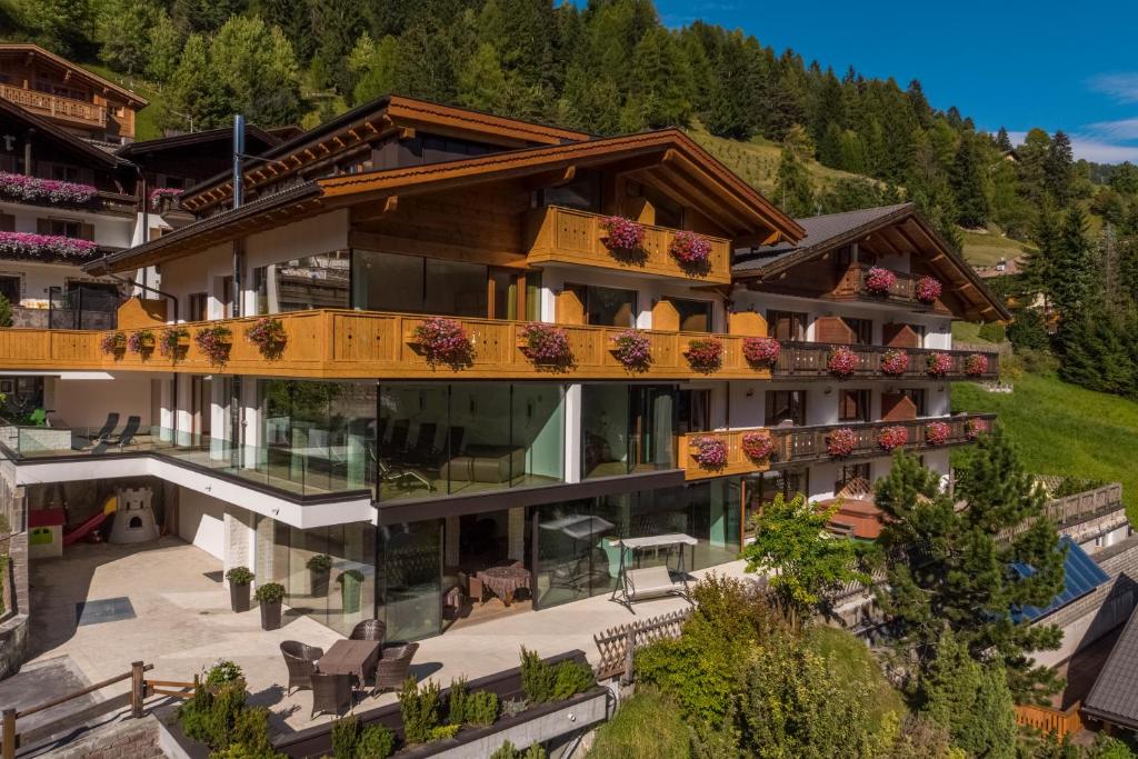 een luchtzicht op een huis met een balkon bij Hotel Garnì Gardena - Appartments in Santa Cristina in Val Gardena