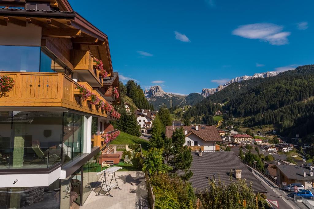 Nespecifikovaný výhled na hory nebo výhled na hory při pohledu z hotelu